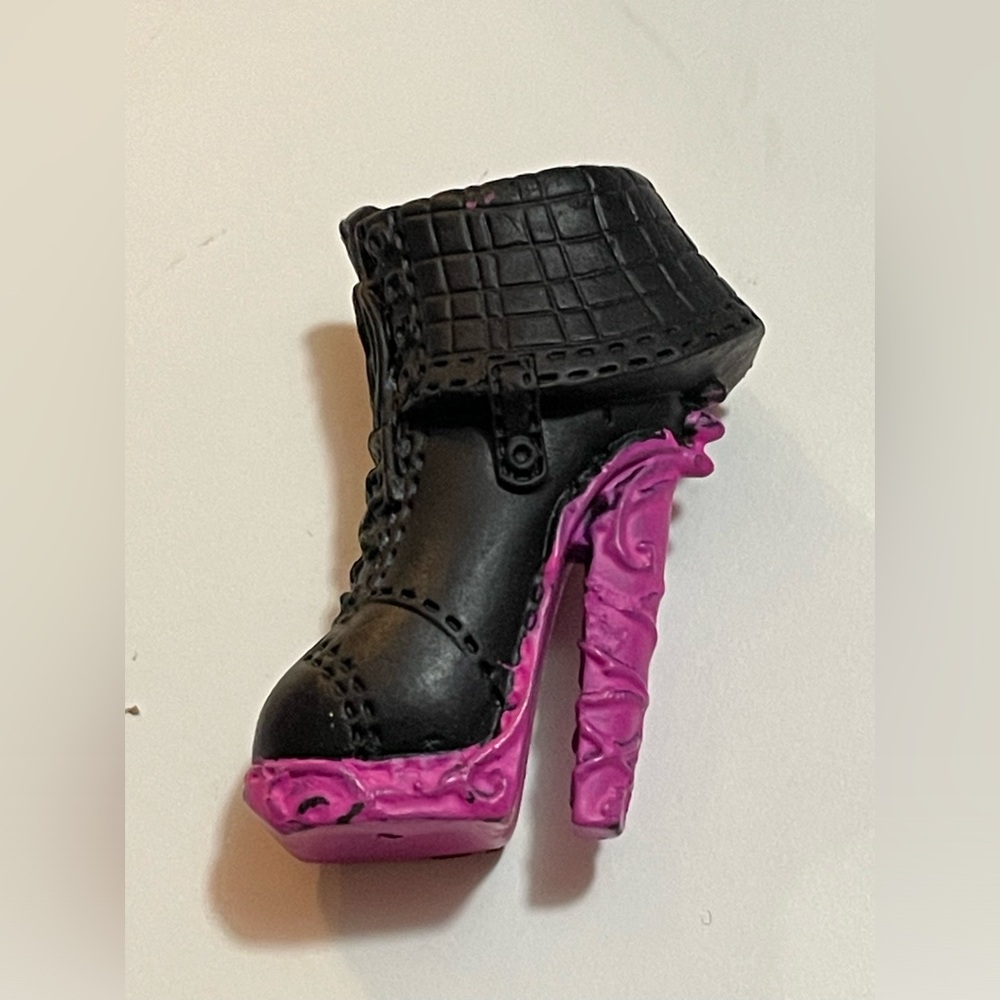 Left only  Monster High Music Festival Venus Mcflytrap Doll Black & Pink Shoe